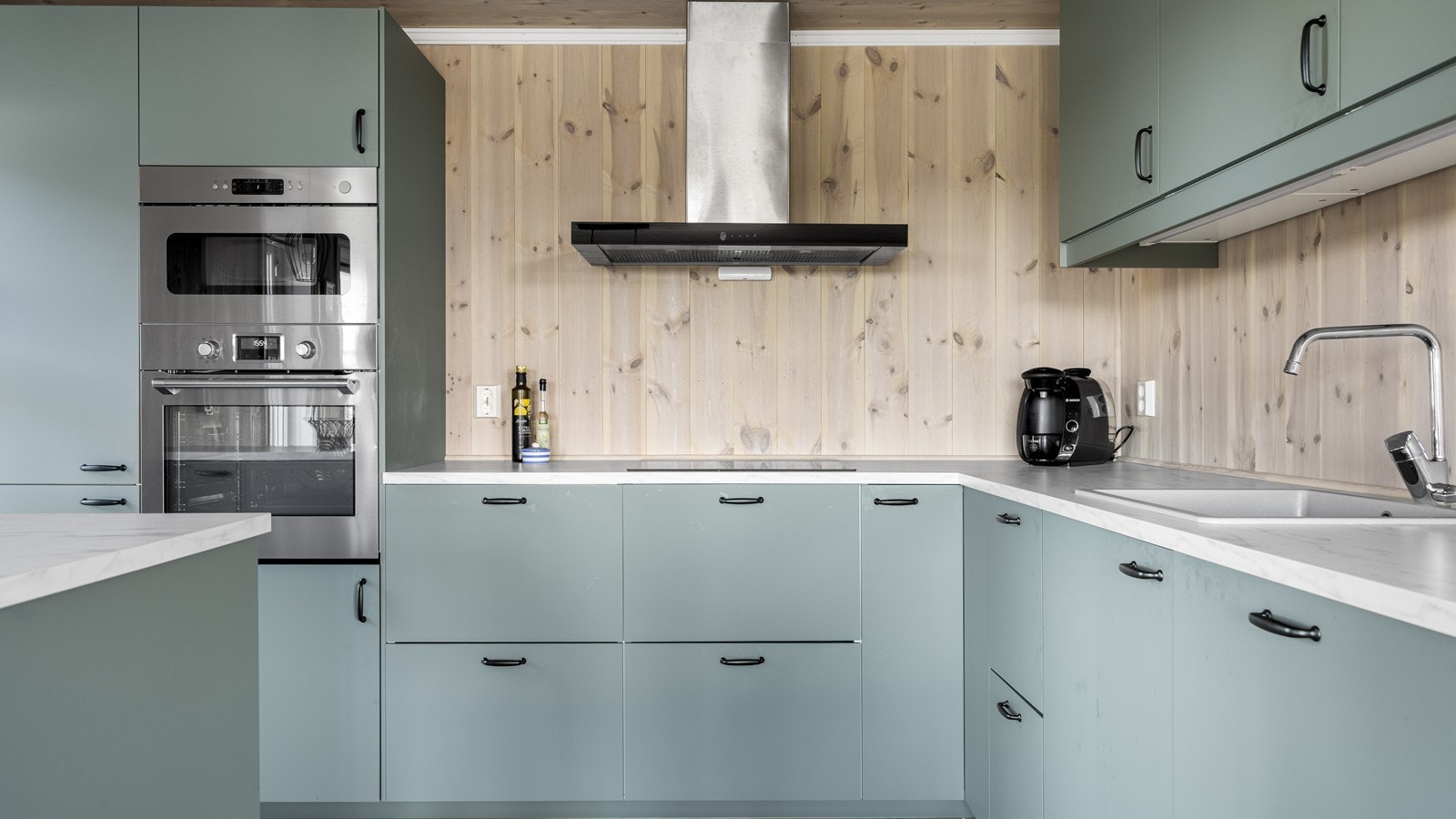 Kjøkkenet har godt med benk- og skapplass Galleribilde