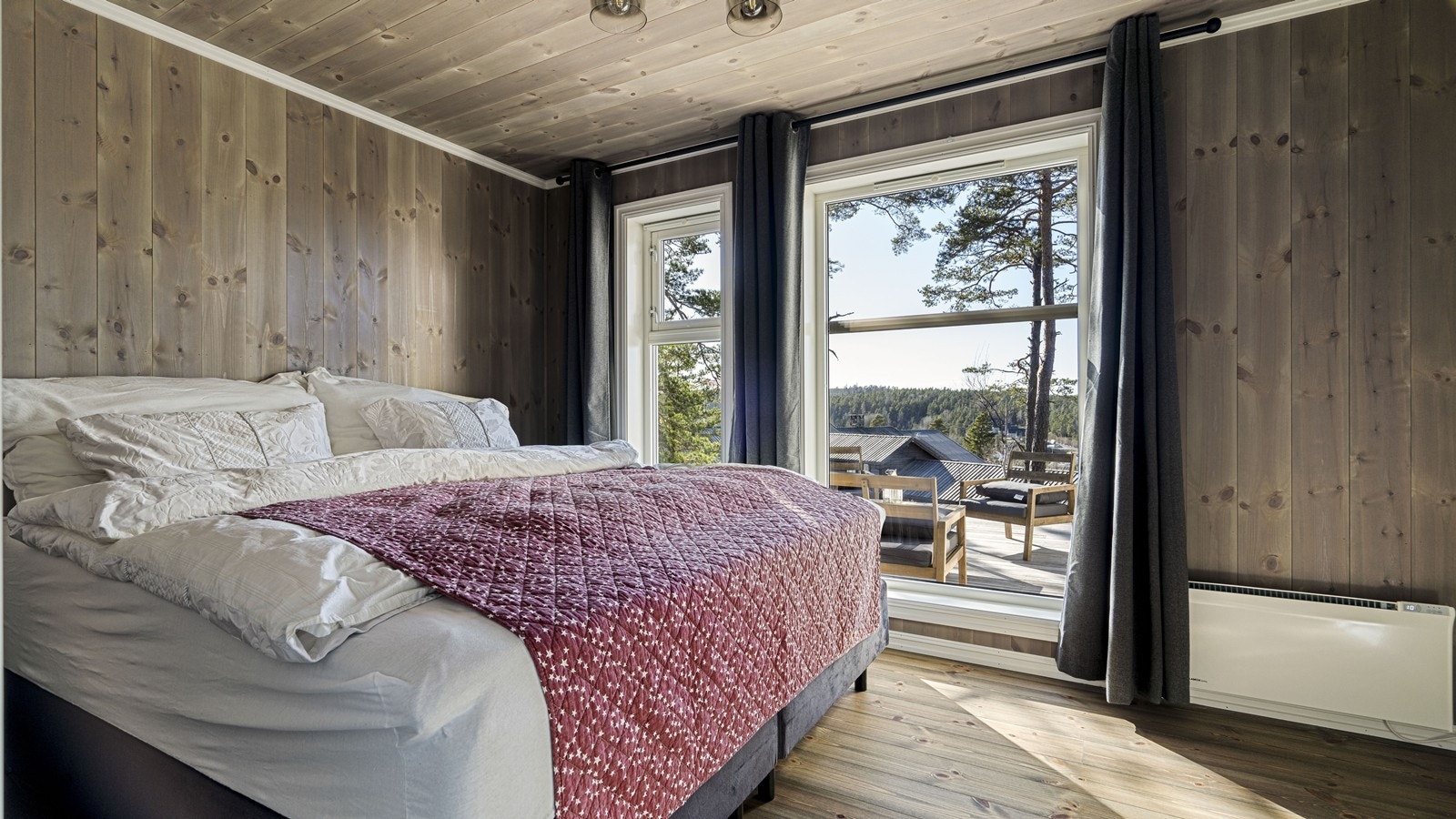 Hovedsoverommet er av fin størrelse og har store vinduer Galleribilde