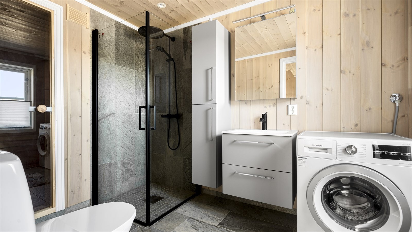 Rålekkert bad med opplegg for vaskemaskin. Fin kombinasjon av materialer og farger Galleribilde