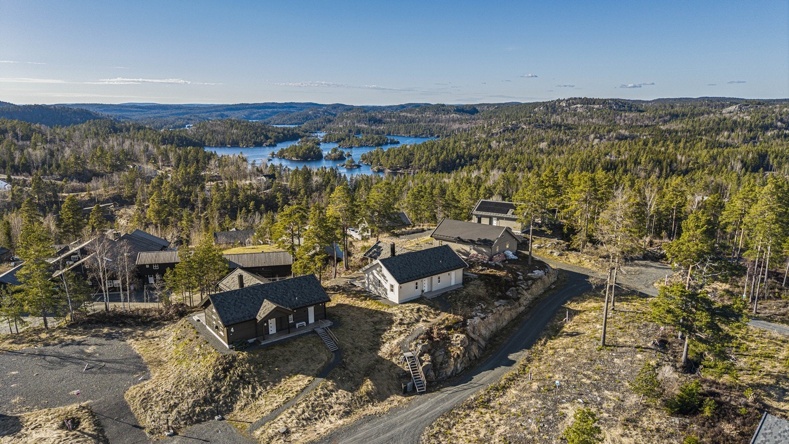 Hytten ligger rett bak Jegertunet feriesenter med utendørs basseng, tennisbane, treningssenter, fotballbane og sandvolleyballbane og flott lekeplass Galleribilde