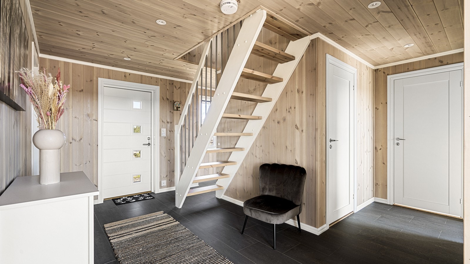 Romslig entré/ gang med flislagt gulv med varme Galleribilde