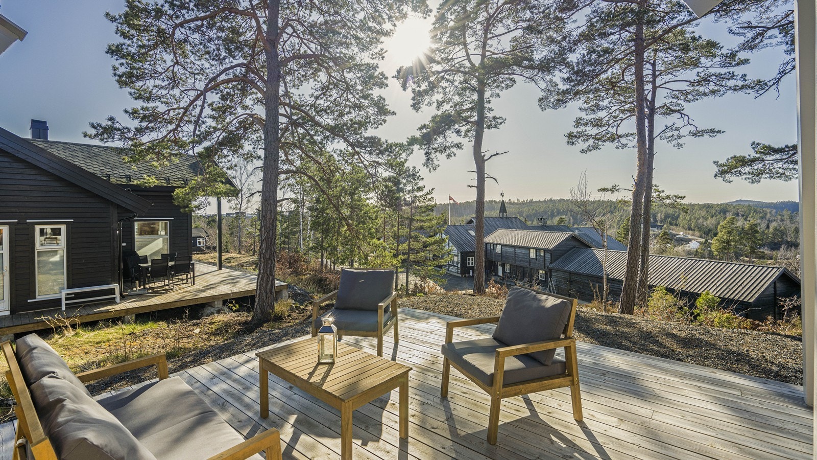 Hytta har en fin beliggenhet internt i feltet med fritt utsyn omringet av hyggelig vekst Galleribilde