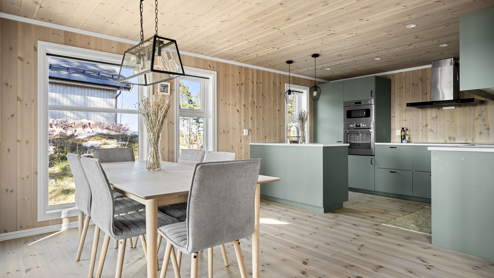 På kjøkkenet er det god plass til spisegruppe Galleribilde