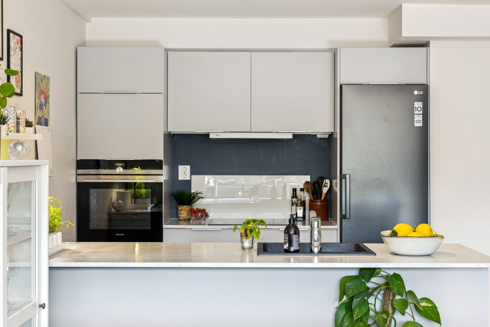 Moderne kjøkken med integrerte hvitevarer og stilren design. Praktisk benkeplass og god lagringsplass. Galleribilde