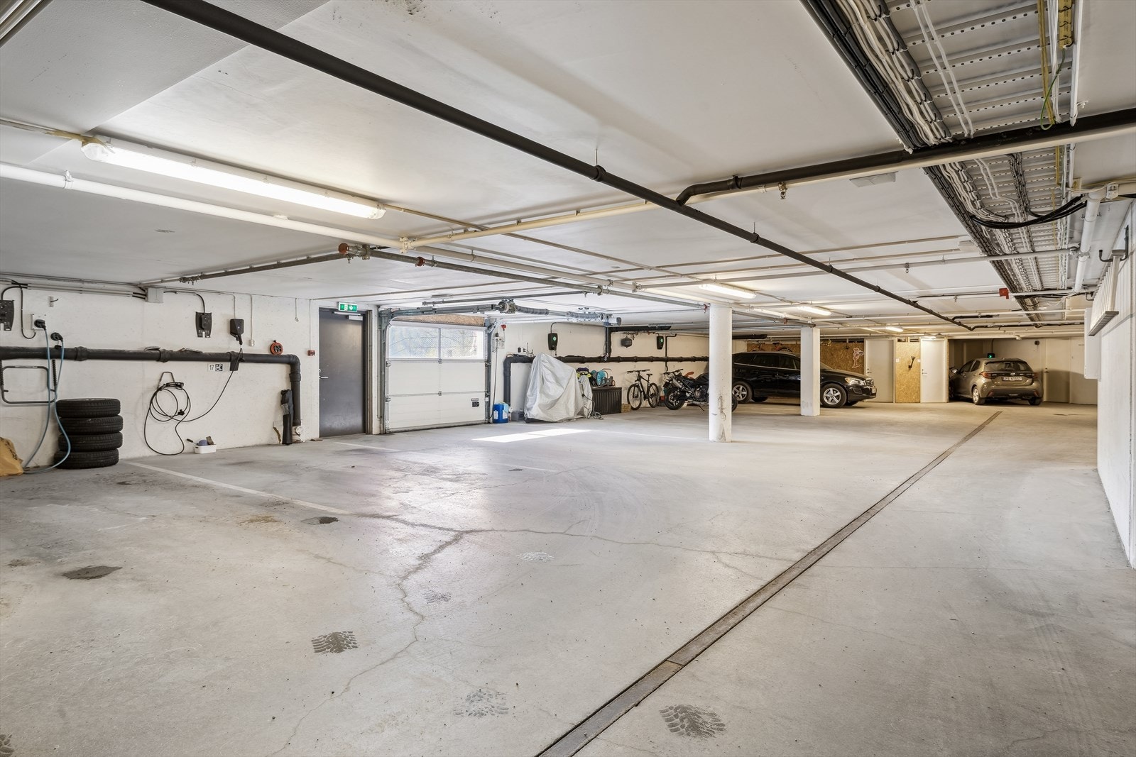 Lys garasje i lukket anlegg. Opplegg til el-bil lader medfølger. Galleribilde