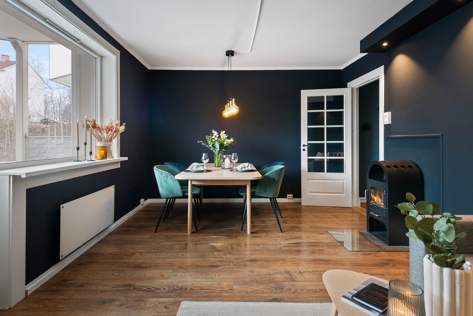 Store vindusflater gjør rommet lyst og hyggelig Galleribilde