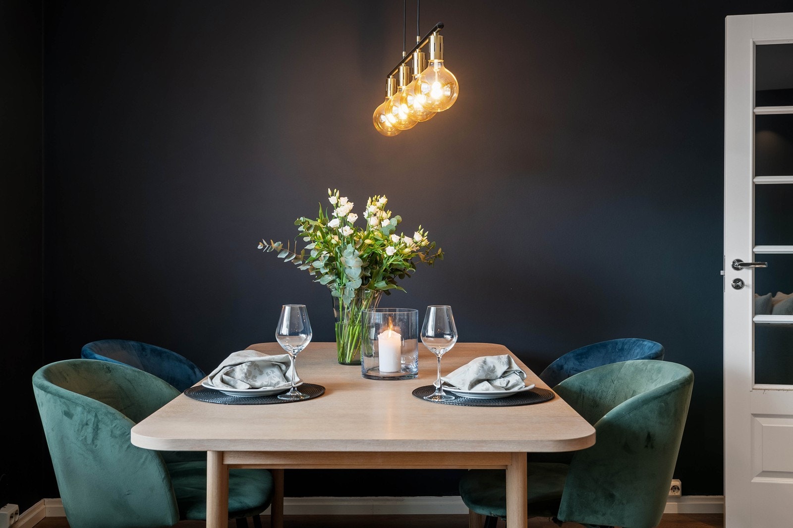 Lys og romslig stue malt i delikate farger Galleribilde