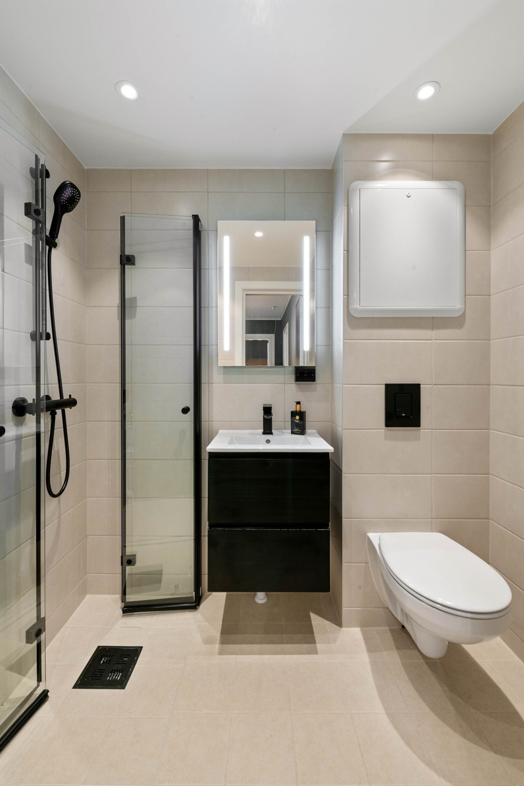 Lekkert bad med varmekabler i gulv og downlights i himling Galleribilde