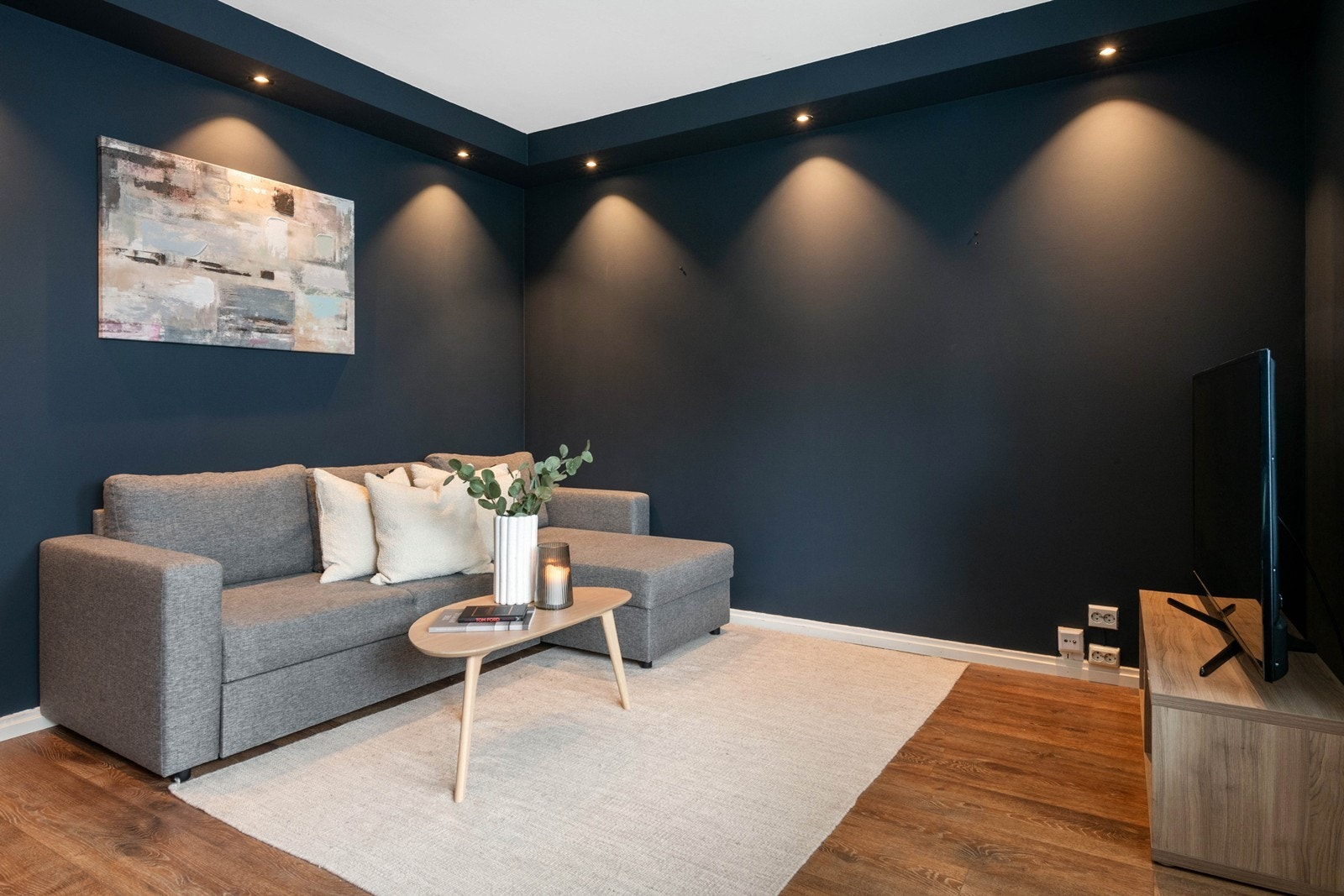 Downlights innrammet i himling skaper en god atmosfære i stuen Galleribilde