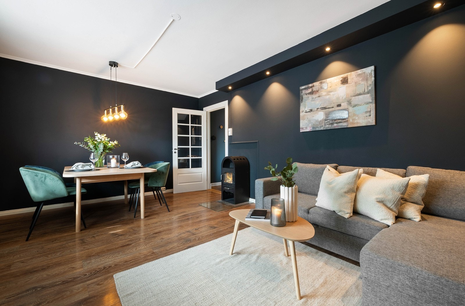 God plass til både stue- og spisestueinnredning i stuen Galleribilde