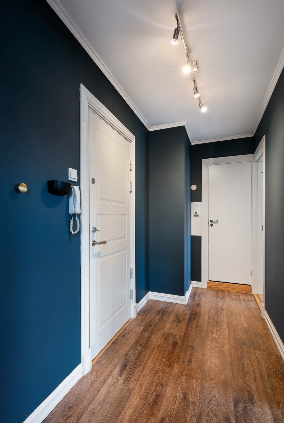 Innbydende entré med garderobeskap Galleribilde