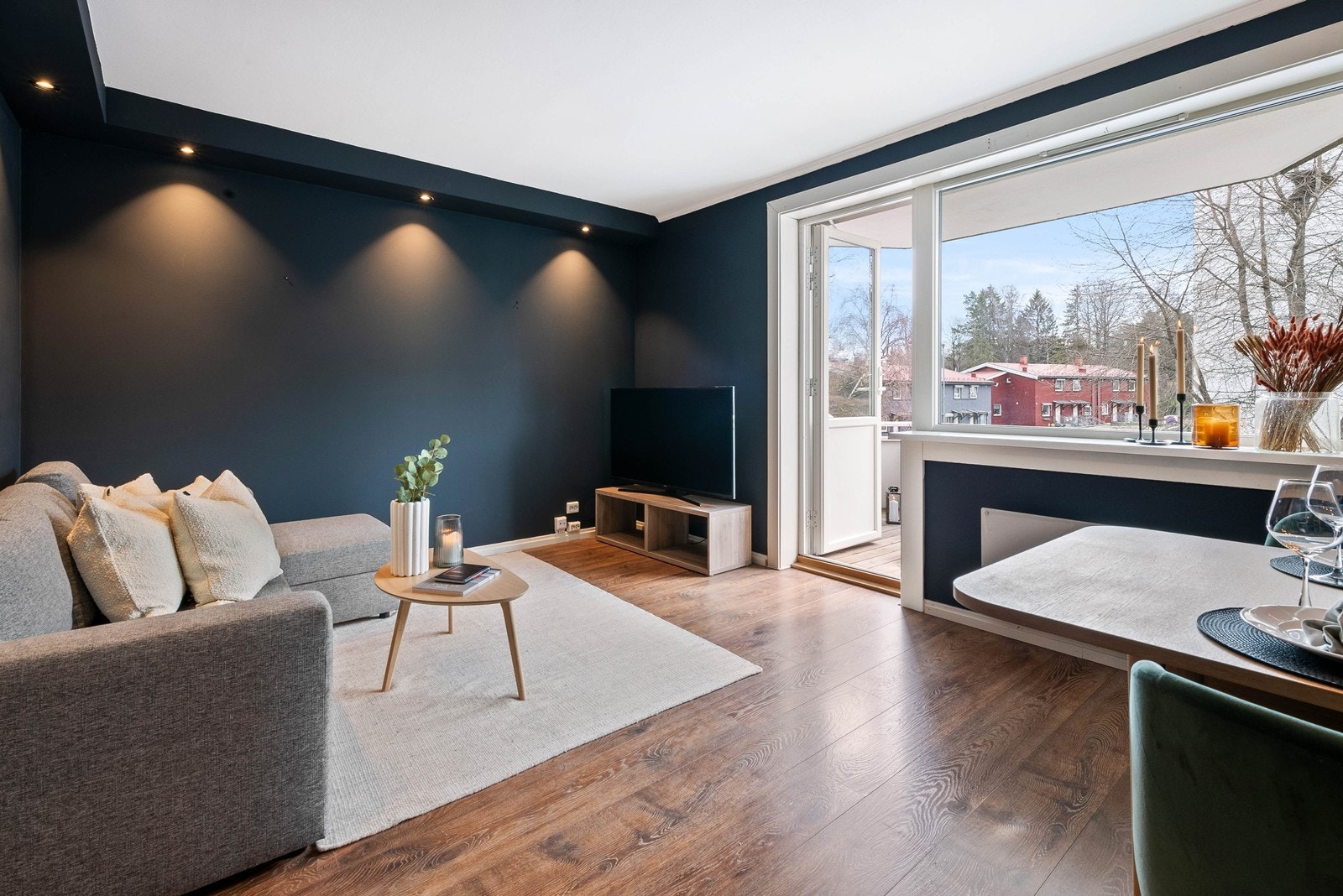 Utgang fra stue til solrik og fin uteplass på ca. 7 kvm Galleribilde