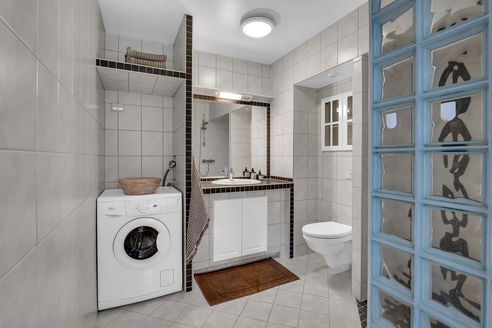 Lekkert, flislagt bad med varme i gulv. Galleribilde