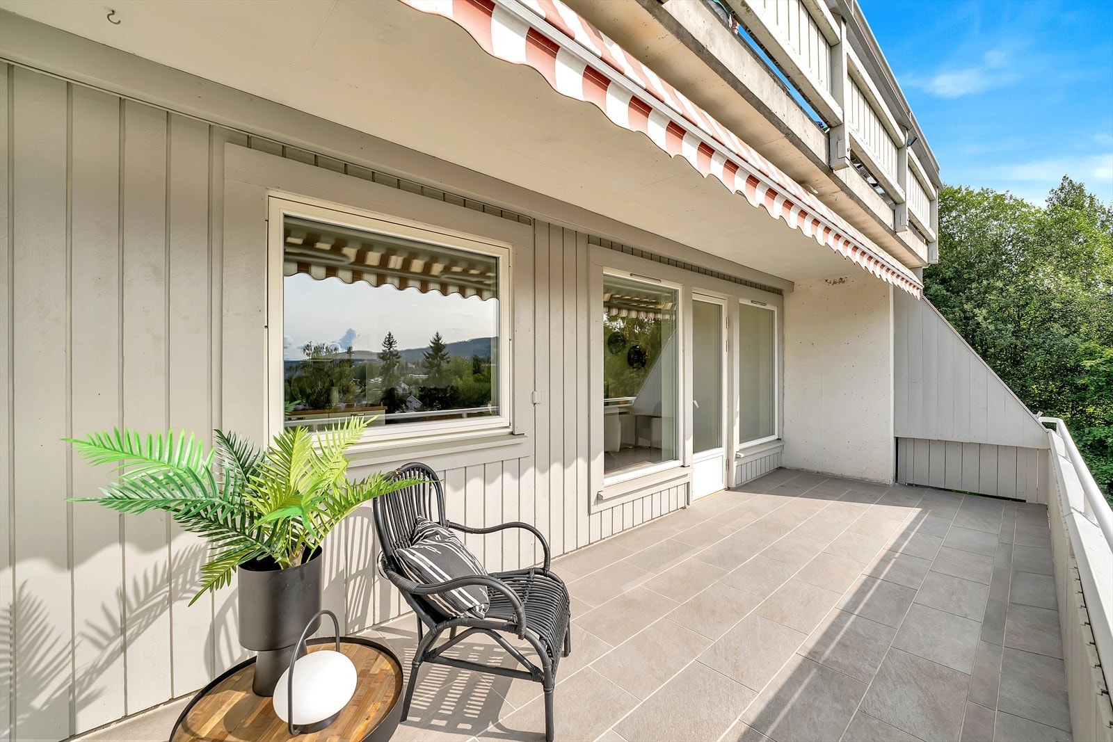 Balkongen er sørvendt og gir deg gode solforhold og utsikt. Galleribilde