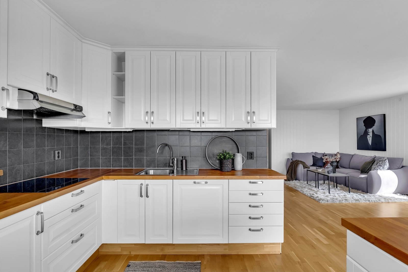 Innholdsrikt kjøkken med takhøye overskap sammen med skuffer og skap under benkeplate gir deg godt med oppbevaringsplass. Galleribilde