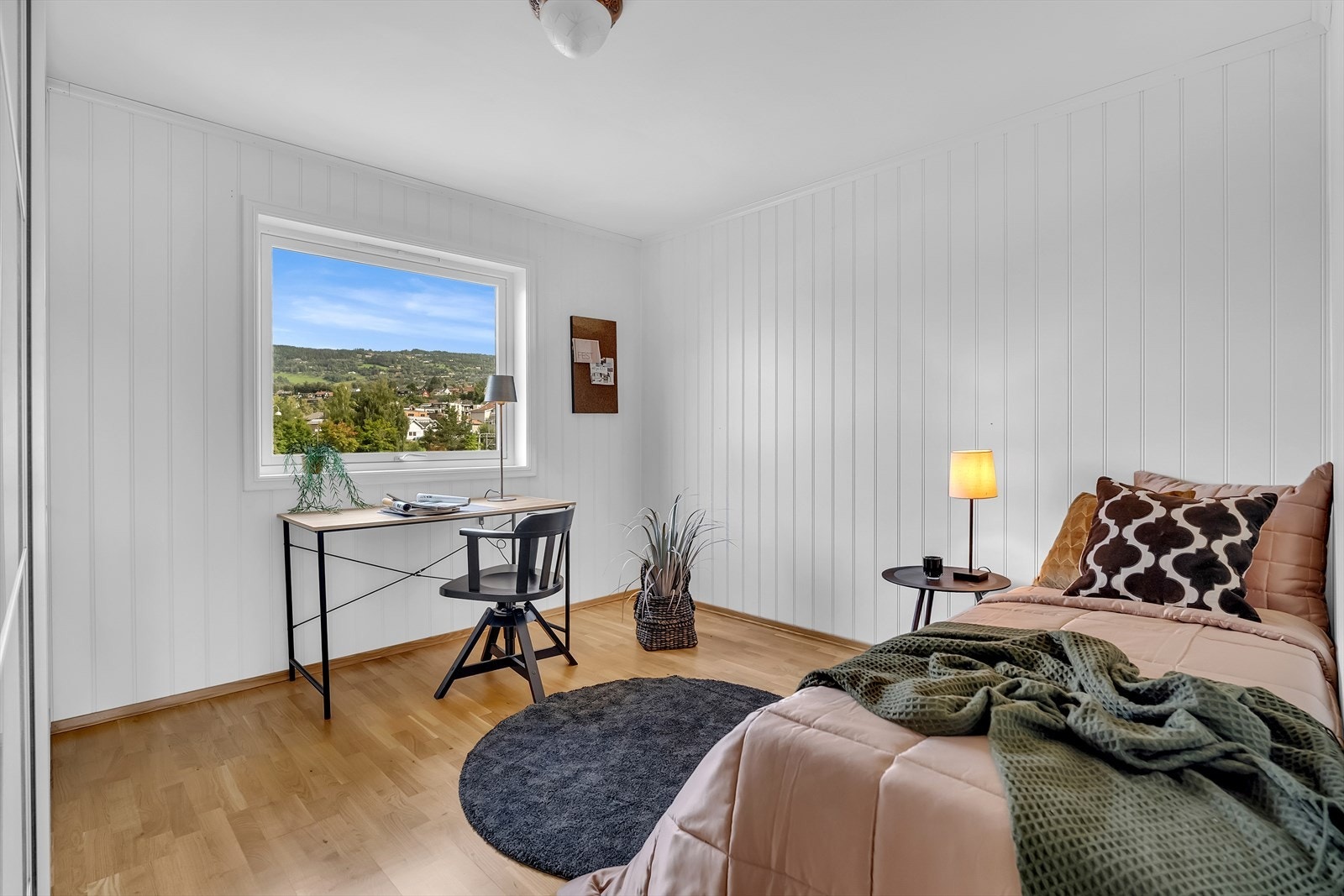 Begge soverommene har god plass til seng og tilpasset garderobeløsning. Galleribilde