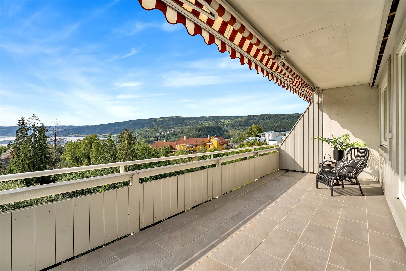 Fra stuen kommer du ut på denne herlige balkongen. Galleribilde
