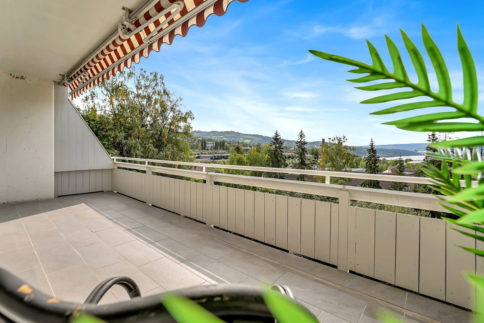 Markisen på balkongen er godt å ha for å skjerme litt for sola. Galleribilde