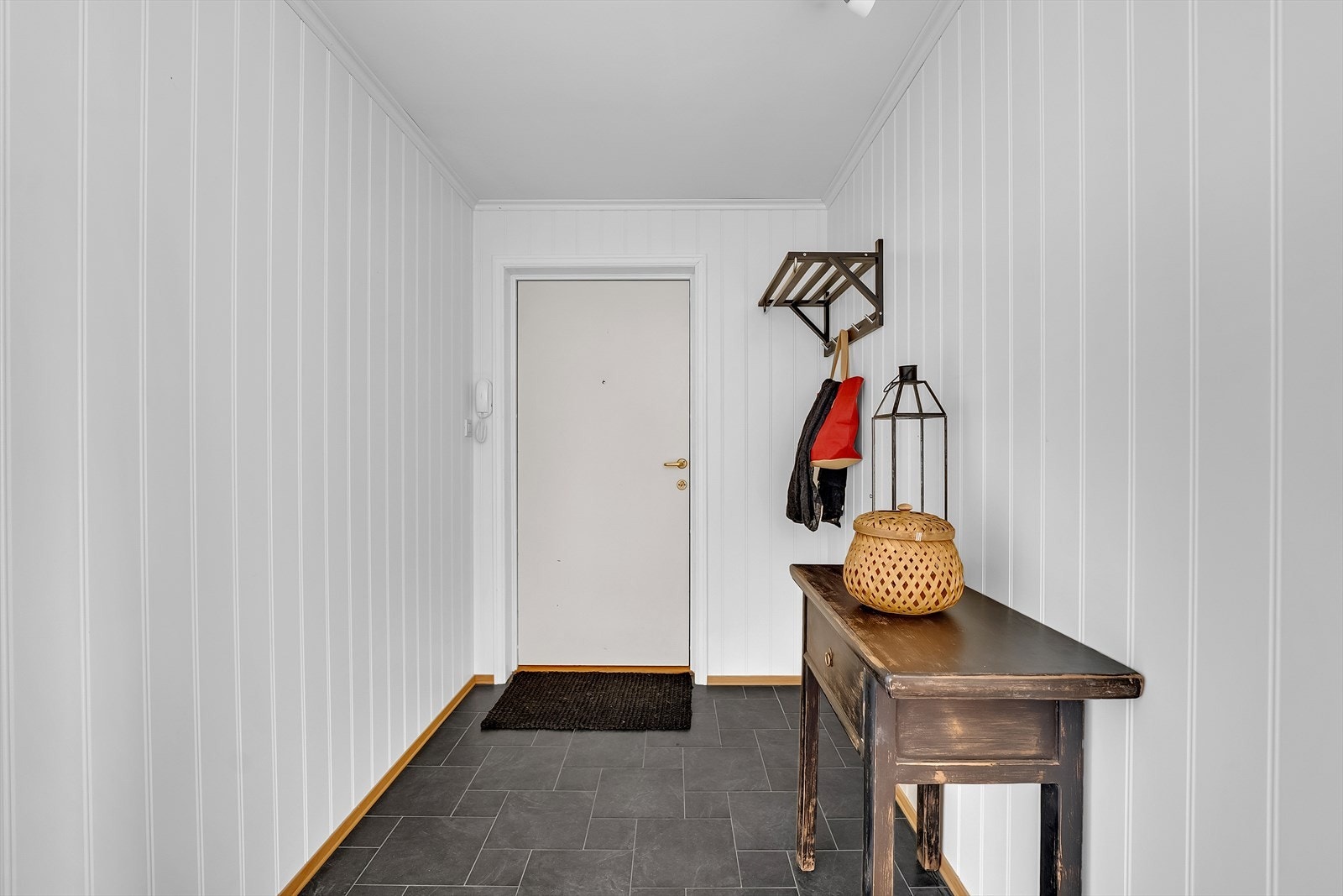 Entré med plass til å sette skoene og henge yttertøyet. Galleribilde