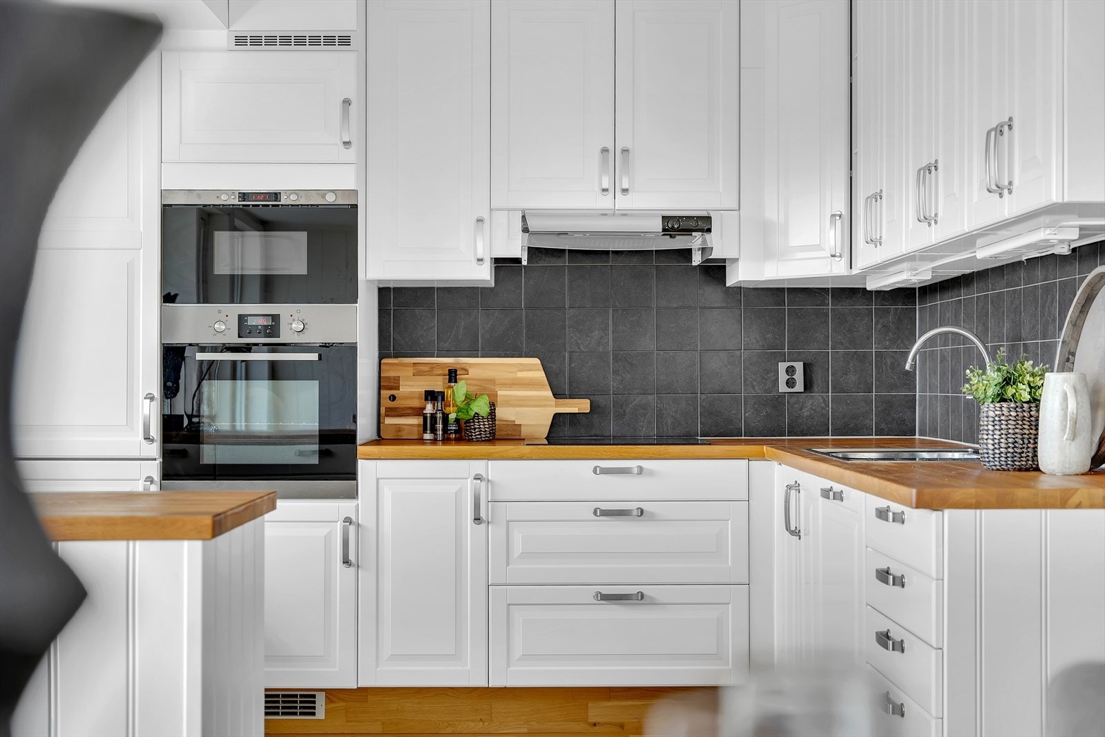 Kjøkkenet er utstyrt med platetopp, stekeovn, mikrobølgeovn, oppvaskmaskin samt kjøle-/fryseskap. Galleribilde