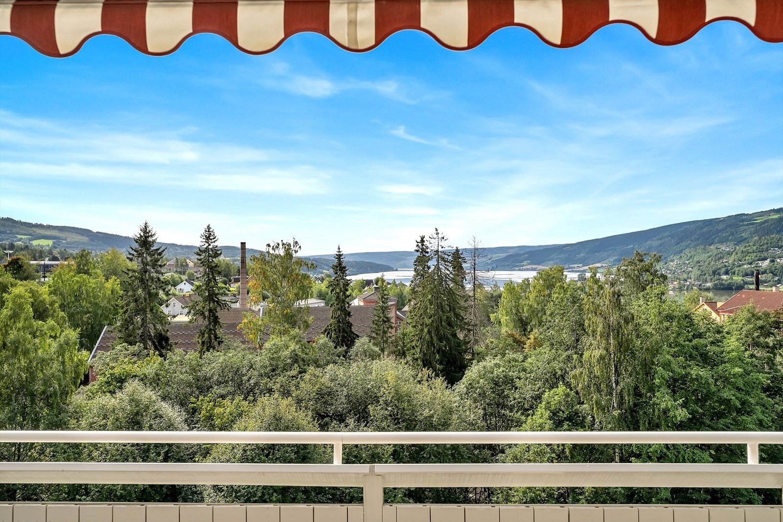 Her kan bl.a. utsikt mot Mjøsa nytes. Galleribilde