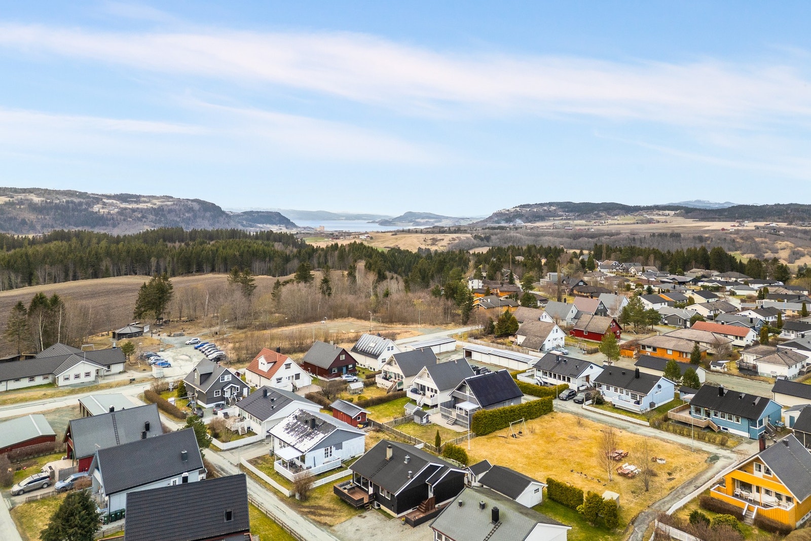 Huset har en fin beliggenhet som grenser til friområde på baksiden. Herfra er det kort vei til bl.a. barnehage, skole, buss og fine turområder Galleribilde