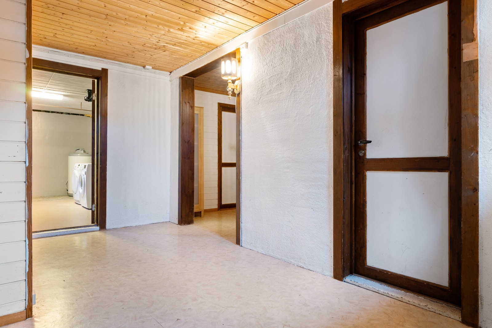 Gang i kjeller som har adkomst til vaskerom, boder og kjellerstue Galleribilde