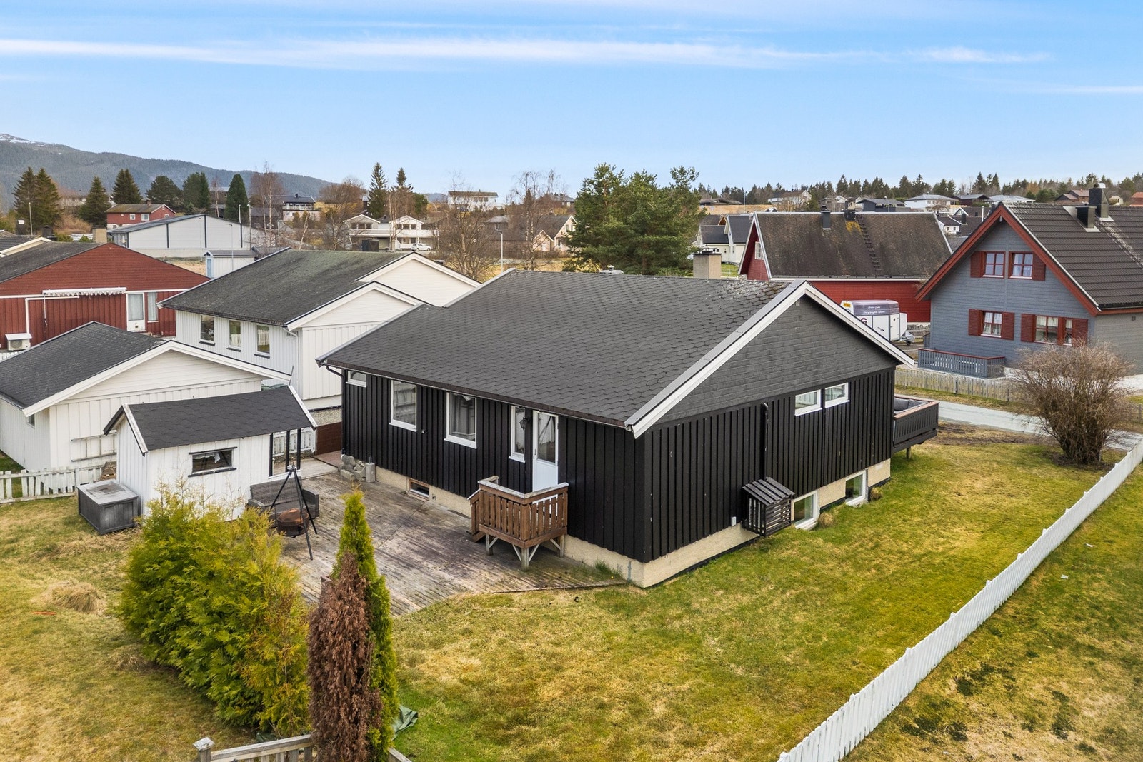 Hyggelig uteplass på baksiden av huset hvor man kan nyte den siste kveldssola Galleribilde