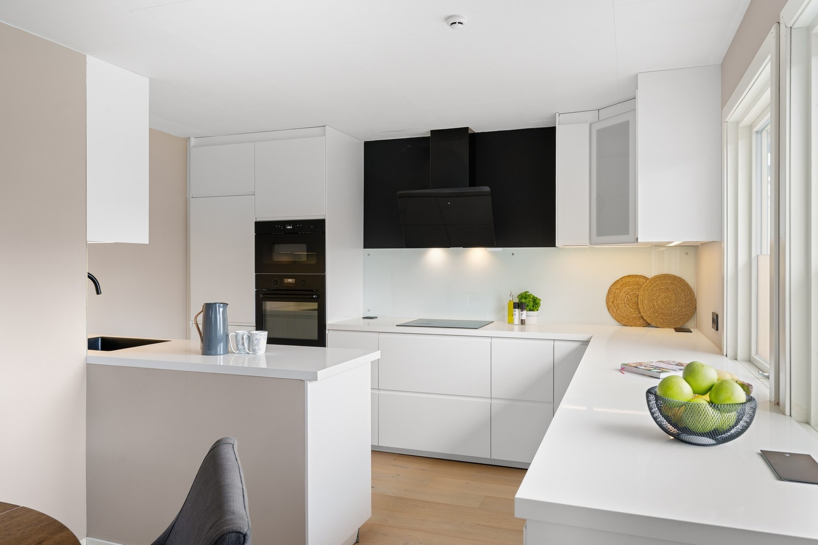 Lekkert og stilrent kjøkken som har rikelig med skap- og benkeplass Galleribilde