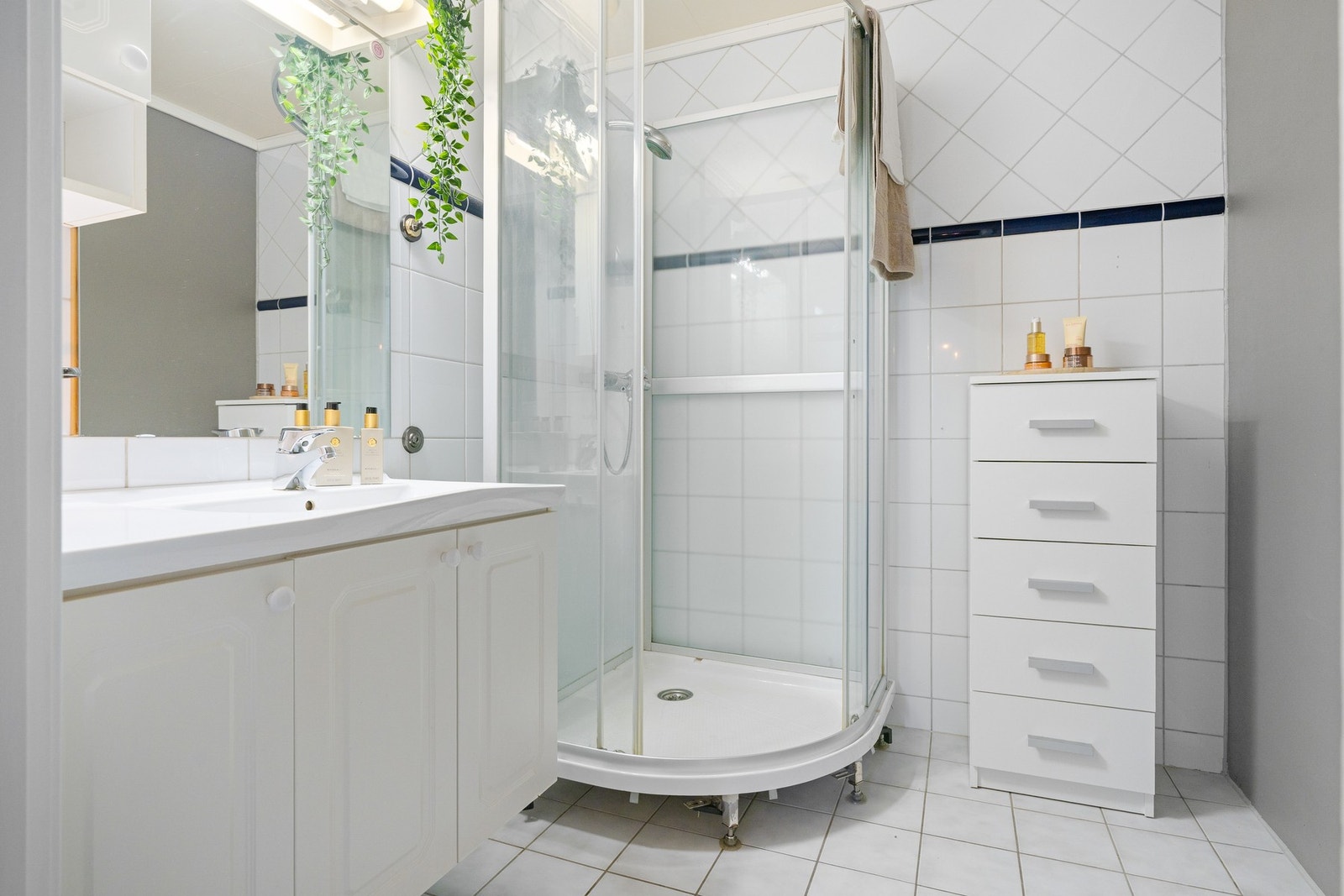 Lyst og tidløst bad på 3,8 kvm. Galleribilde