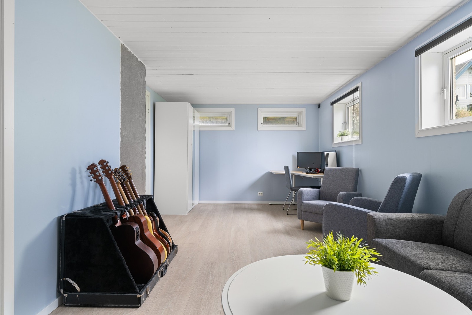 Det ble satt inn to nye vinduer mot vest ifbm. oppussing av rommet Galleribilde