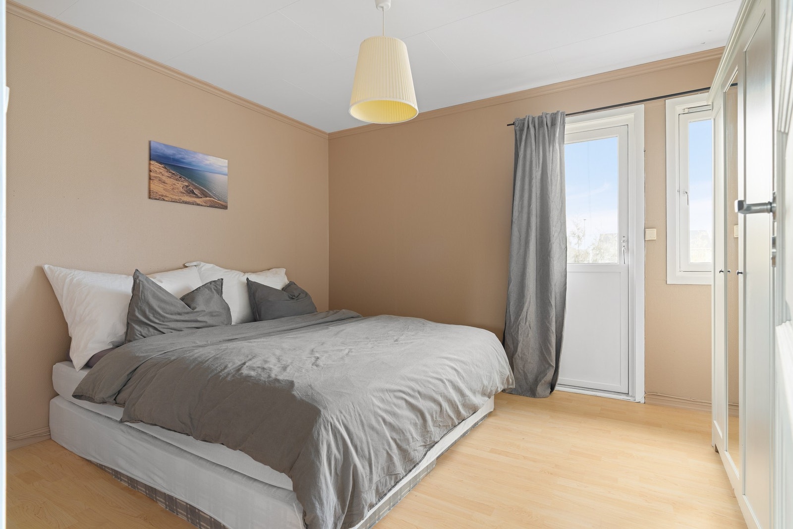 Hovedsoverommet er på 12 kvm. og har god plass til bl.a. dobbeltseng og garderobeløsning. Utgang til hagen mot friområdet Galleribilde