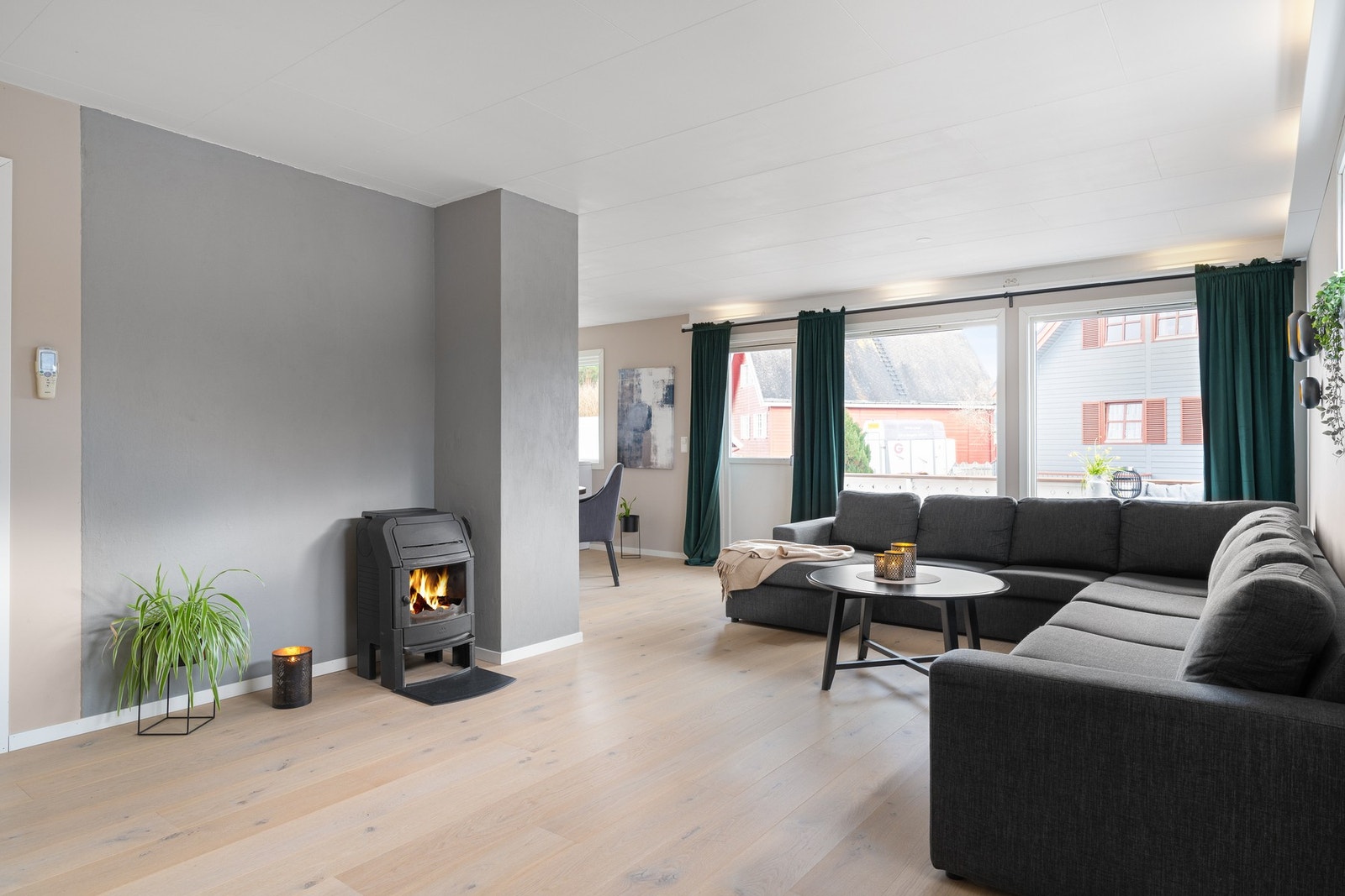 Nydelig oppusset stue med fine farge- og materialvalg Galleribilde