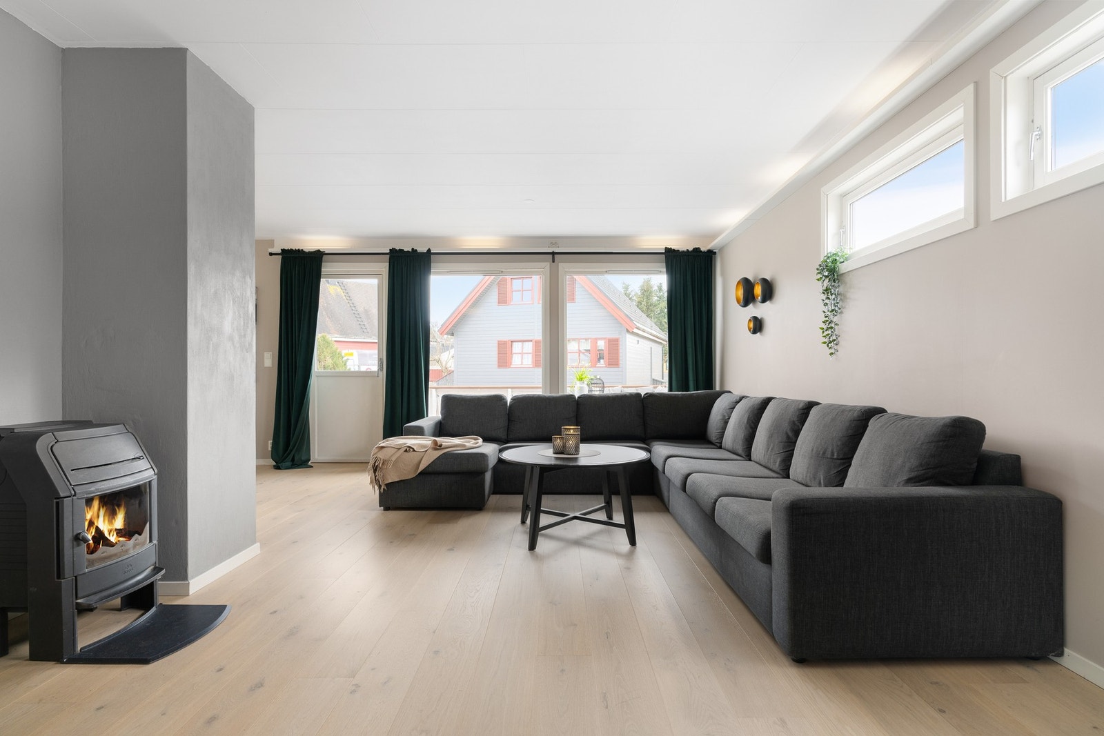 Vedovnen varmer godt på kalde dager, samt at varmepumpen gir en jevn og god temperatur året rundt Galleribilde