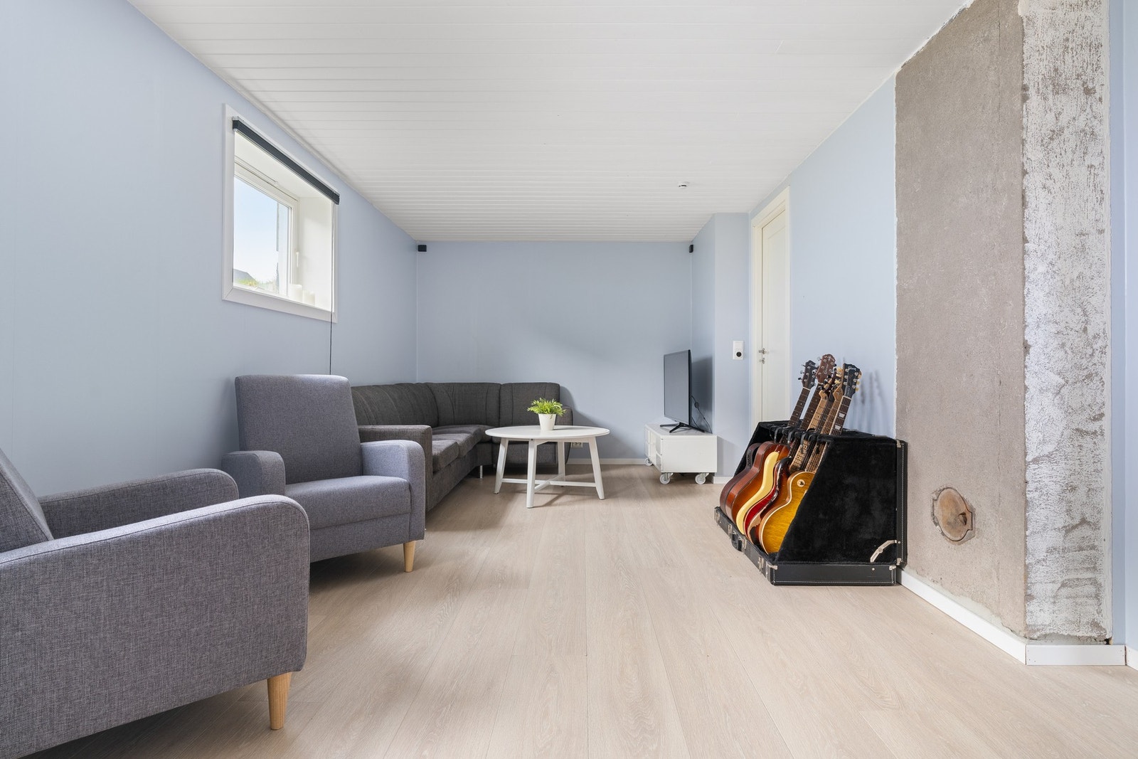 Moderne kjellerstue med gulvvarme (opprinnelig inntegnet som hobbyrom) Galleribilde