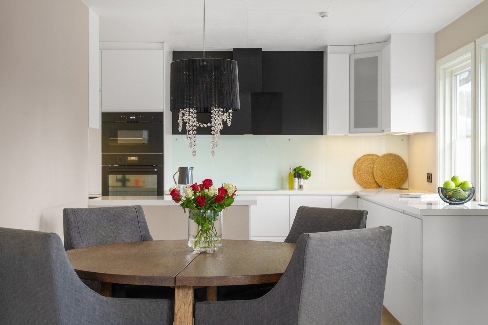 Hyggelig spiseplass mellom stue og kjøkken Galleribilde