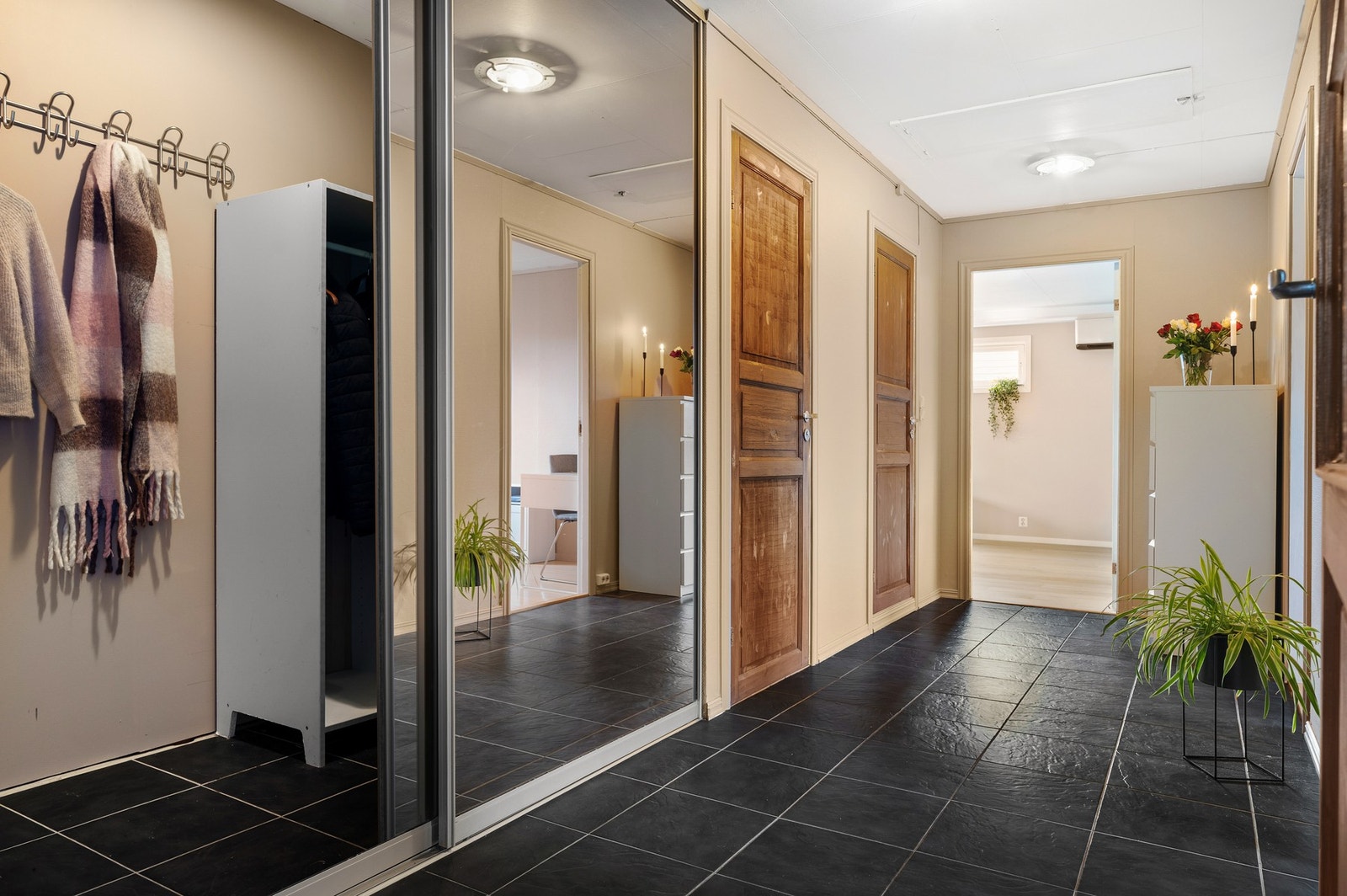 Flislag gang med romslig skyvedørsgarderobe Galleribilde