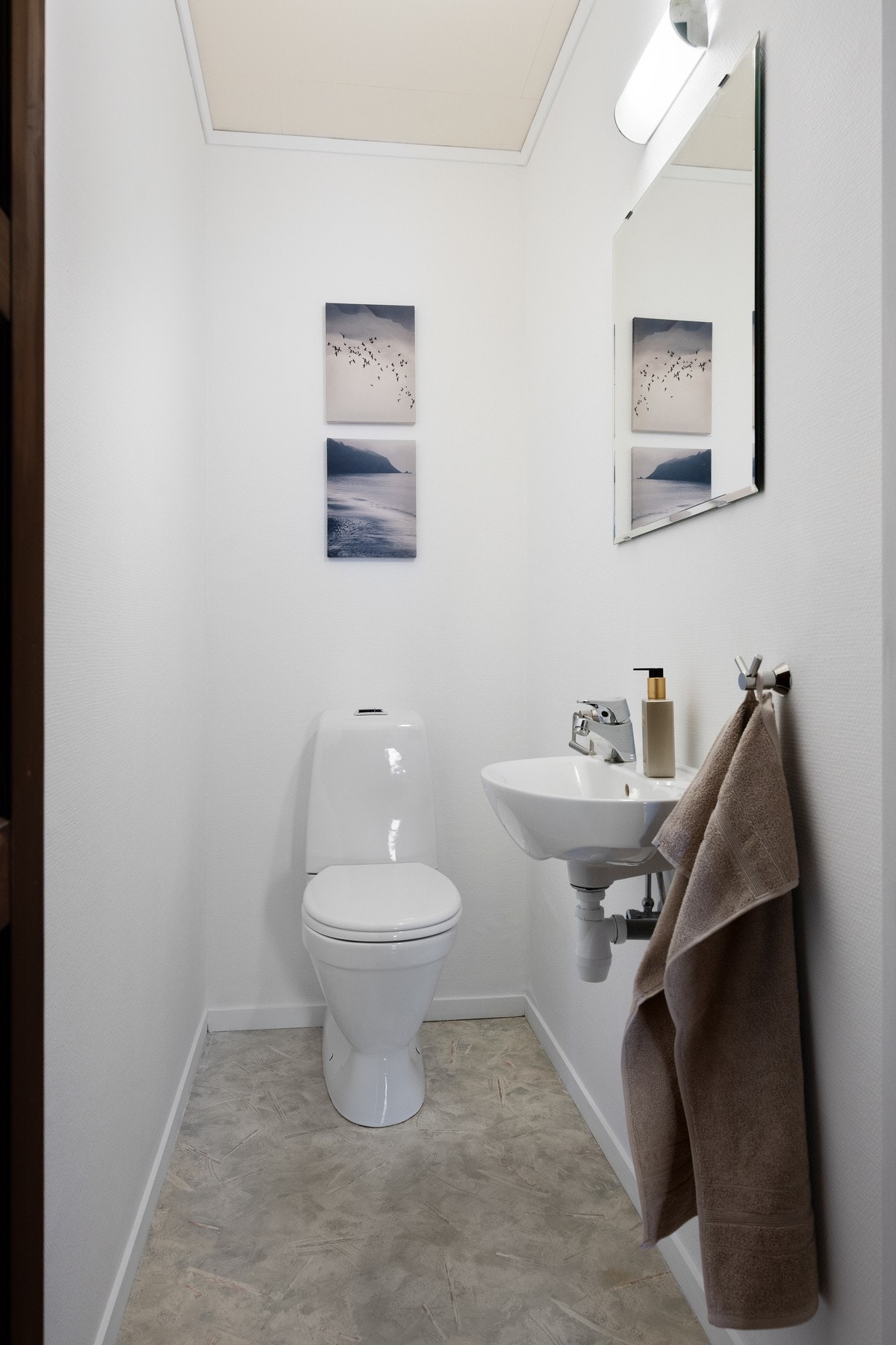 Praktisk toalettrom rett ved badet Galleribilde