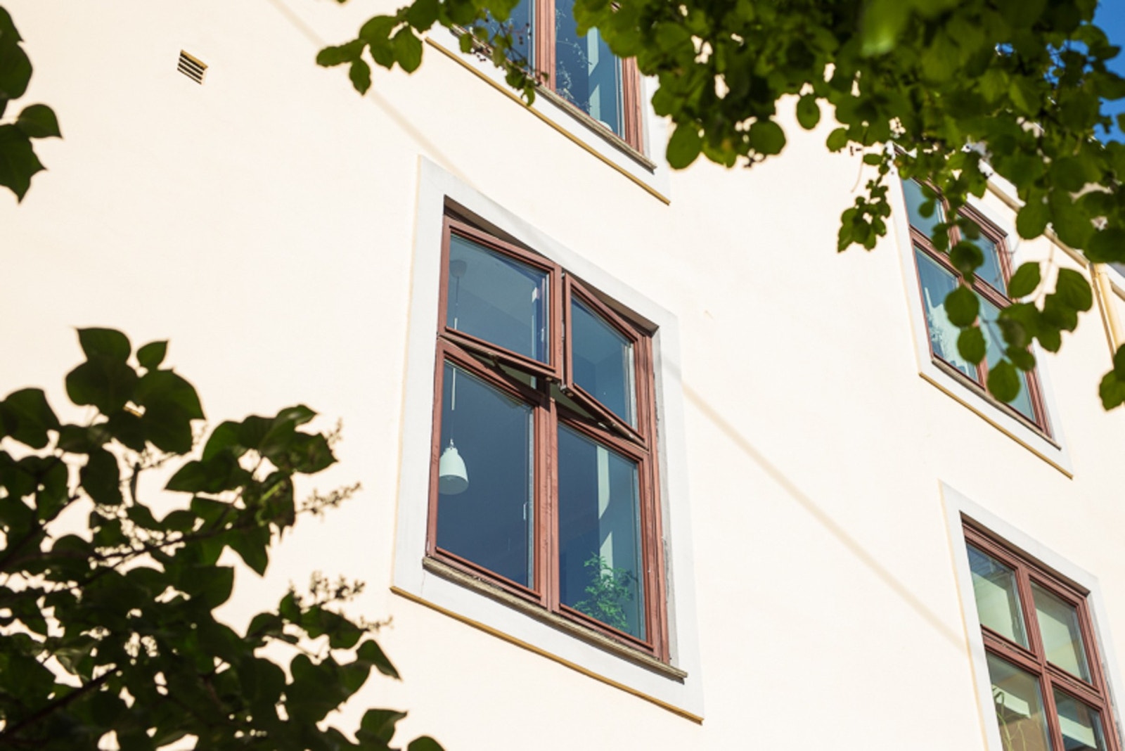 Leiligheten ligger fint til i 2.etasje. Galleribilde