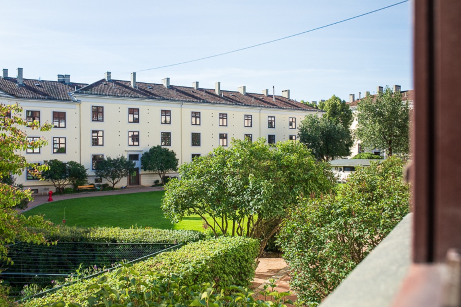 Boligen vender i sin helhet inn mot fantastisk og prisbelønnet bakgård. Galleribilde