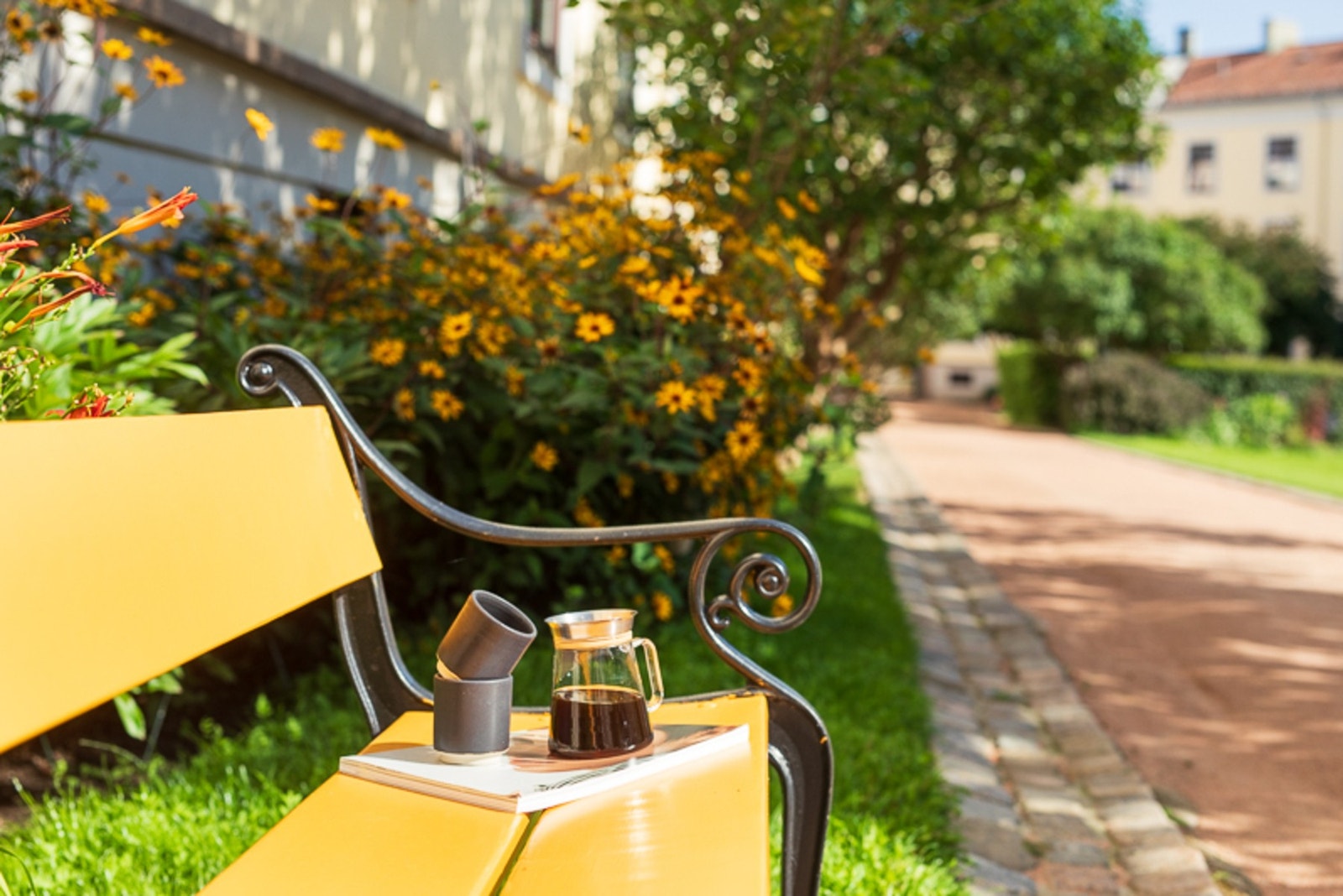 Her kan du ta med deg kaffekoppen ut og nyte fine vår- og sommerdager! Galleribilde