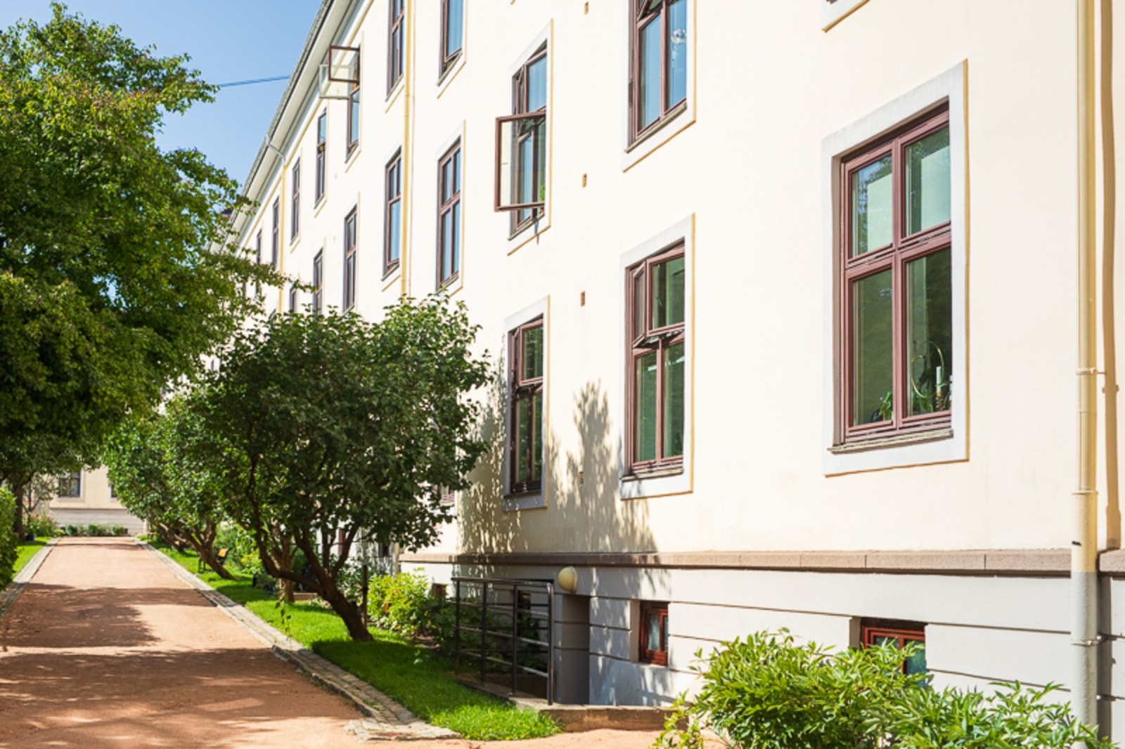 I borettslagets bakgård finner du blant annet grill og sittegrupper samt en stor plen som gir følelsen av å ha en liten, rolig park rett utenfor døren. Galleribilde