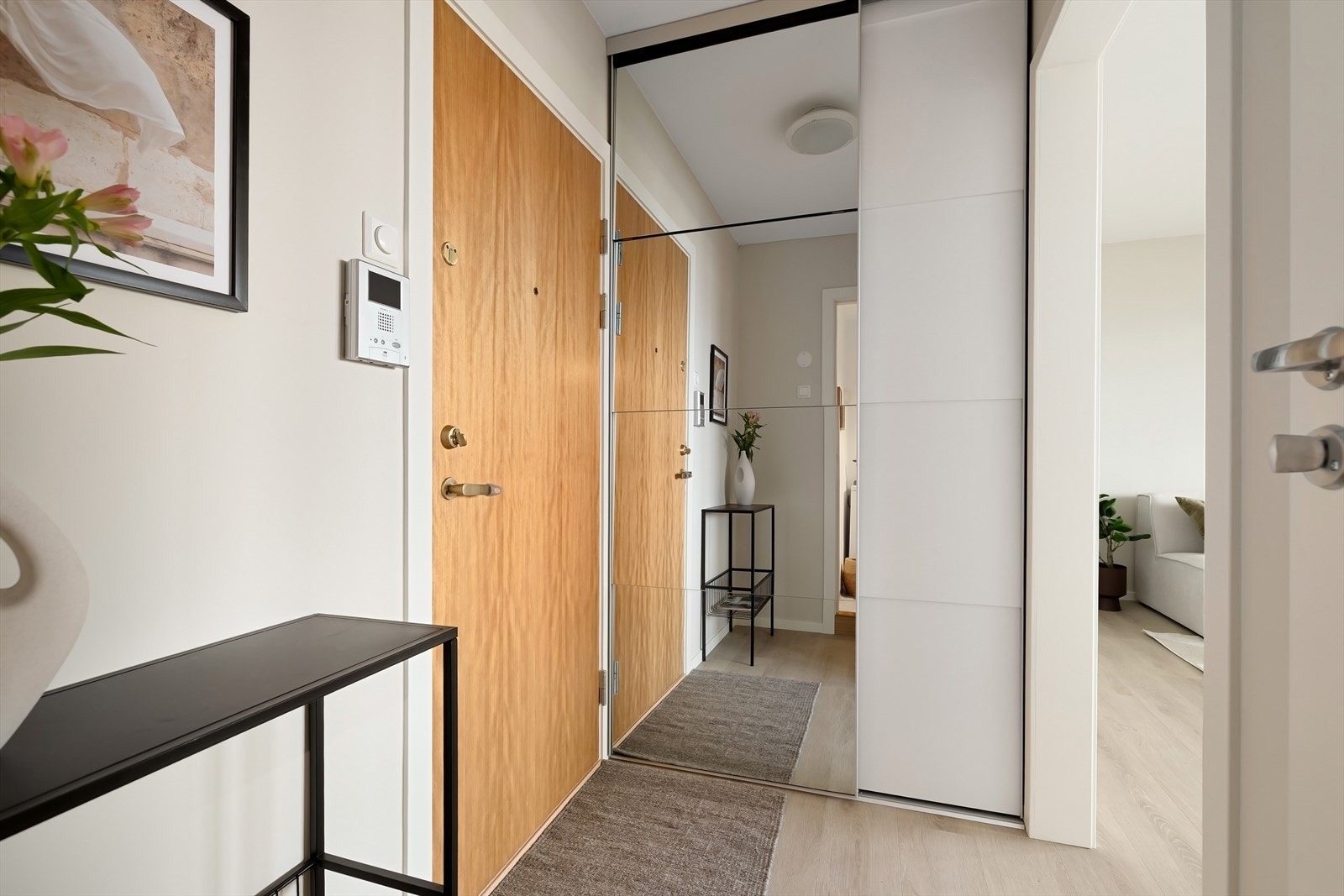 Entréen har skyvedørsgarderobe. Galleribilde