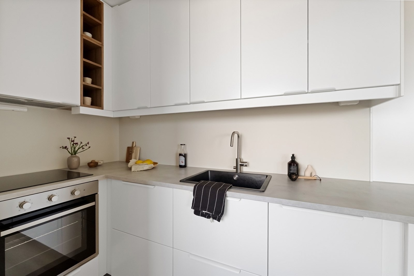 Kjøkkenet har integrerte hvitevarer som kokeplate, komfyr, oppvaskmaskin og kjøleskap med fryser. Galleribilde