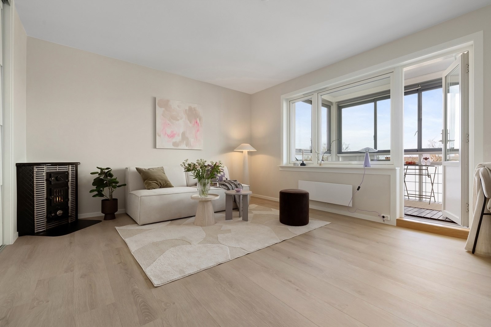 Stuen har en sjarmerende vedfyrt kamin som gir både varme og koselig atmosfære på kalde dager. Galleribilde