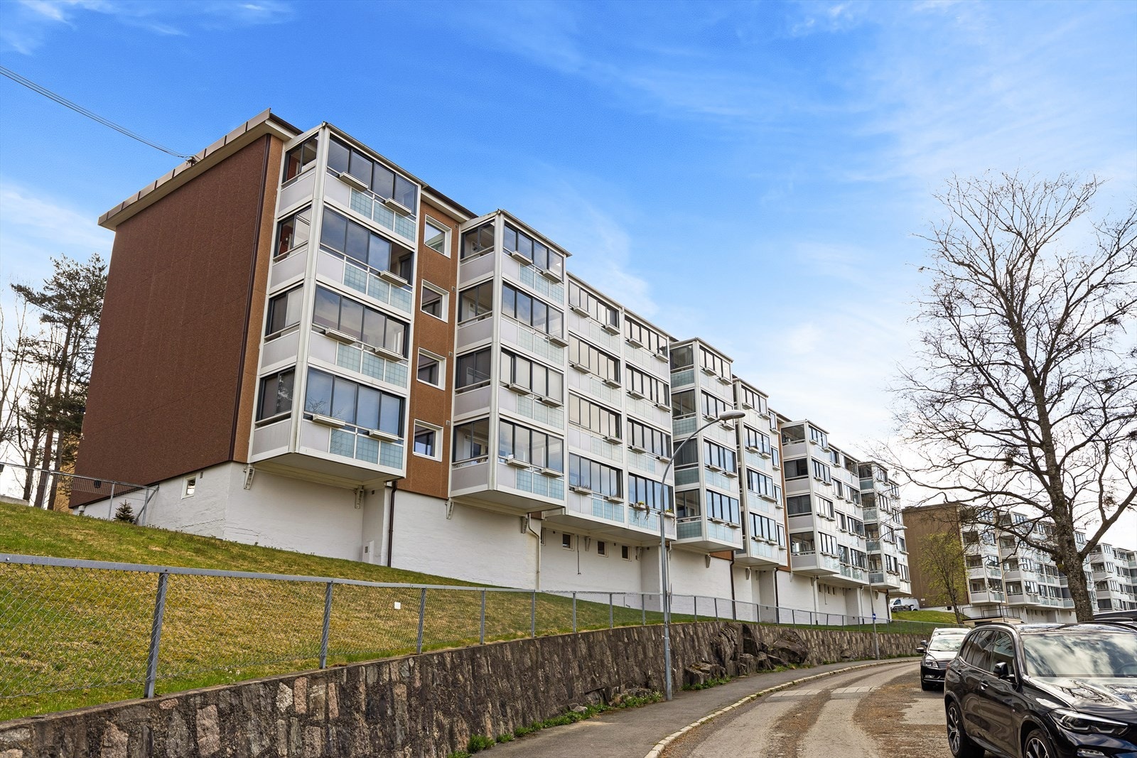 Boligen ligger i et rolig og attraktivt område som kombinerer nærhet til både natur og byliv. Galleribilde