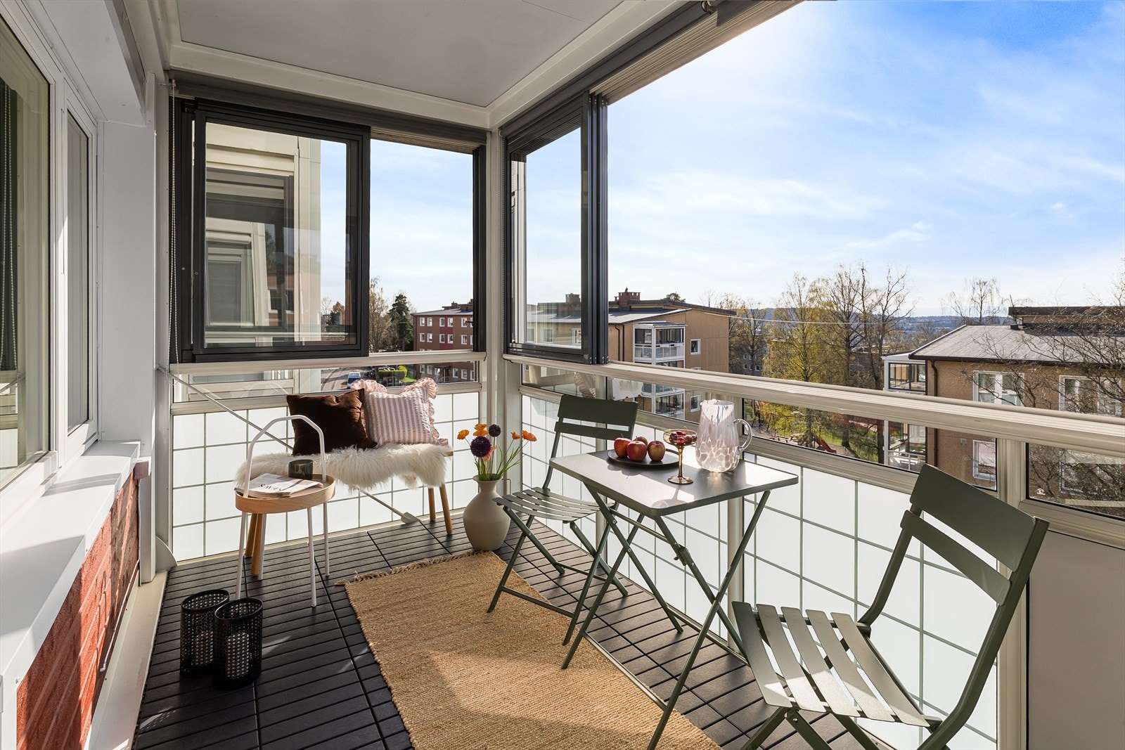 Romslig ,innglasset balkong på ca. 8 kvm. Galleribilde