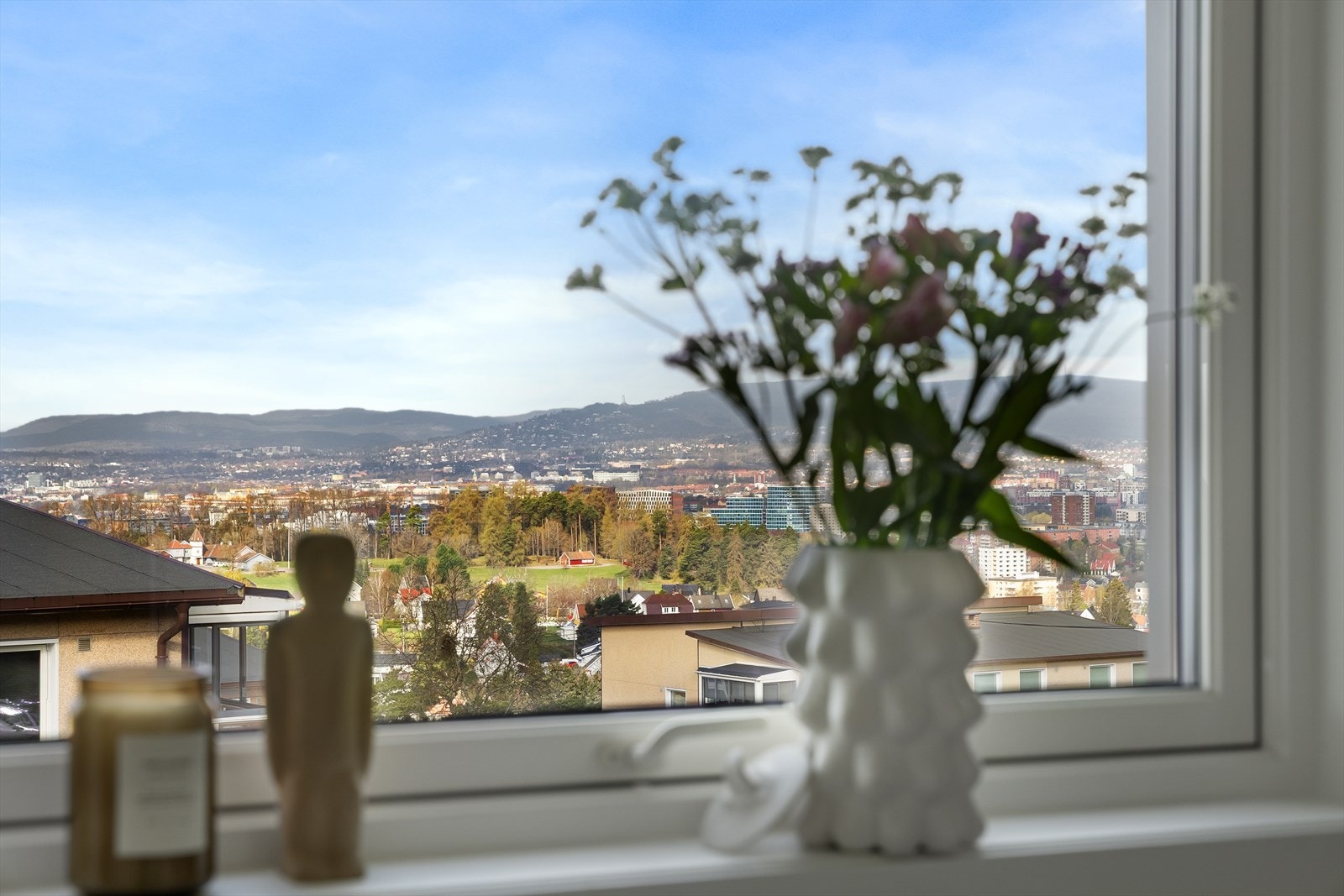 Store vindusflater gir gode lysforhold og flott utsikt mot Holmenkollen. Galleribilde