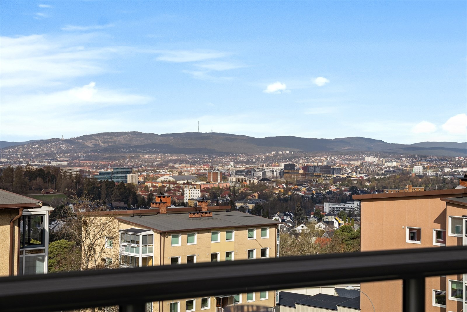 Fra stuen har du utgang til en romslig, innglasset balkong på ca. 8 kvm med flott utsikt mot Holmenkollen. Galleribilde