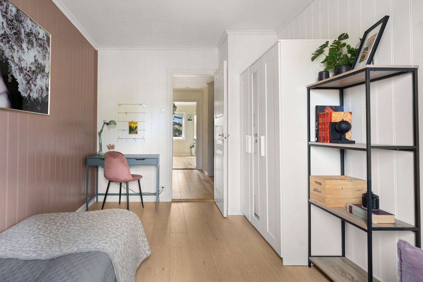 Rommet har plass til seng, nattbord, garderobeløsning og evt. skrivebord. Galleribilde